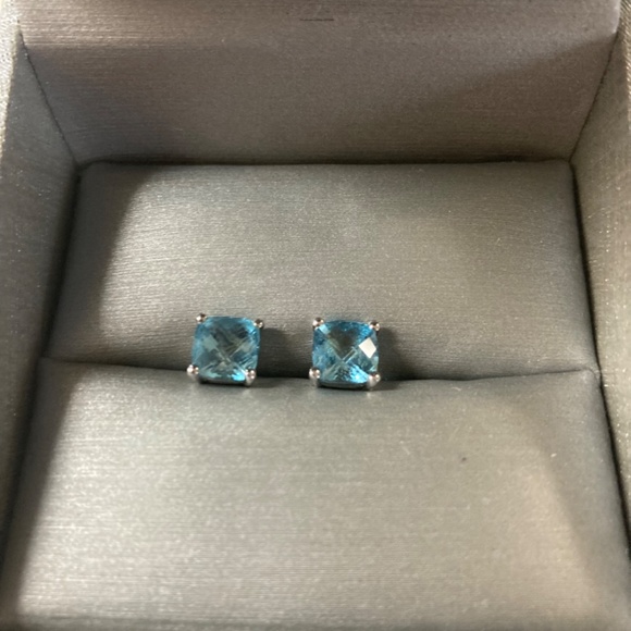 NIB 2MM Topaz Stud Earrings in White Gold - Picture 6 of 7